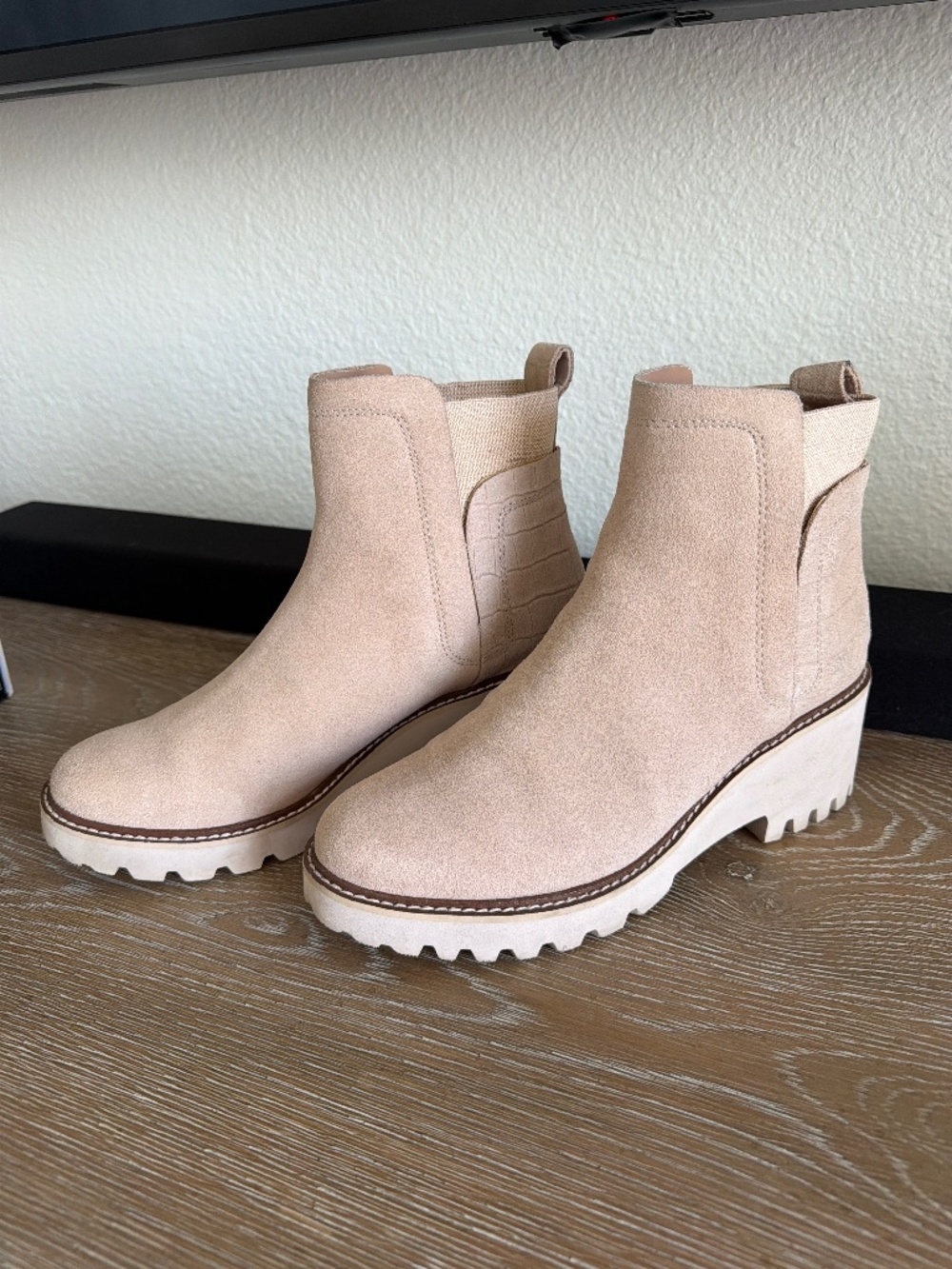 Dolce Vita Huey H20 Dune Suede size 9 NIB